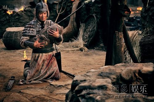 赵云怀抱幼主阿斗冲出重围.赵云七进七出打得异常激烈.