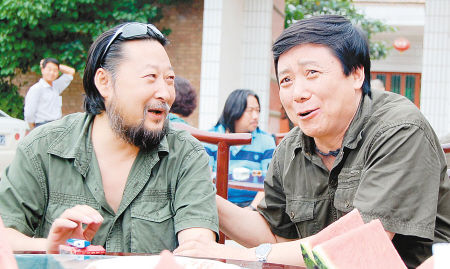 张蒲安左和马小矛在交谈《后三国》剧情.